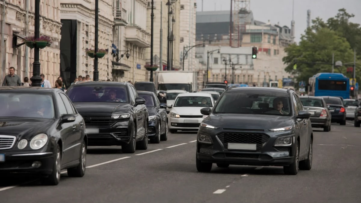 Видеорегистратор на лобовом стекле автомобиля зимой
